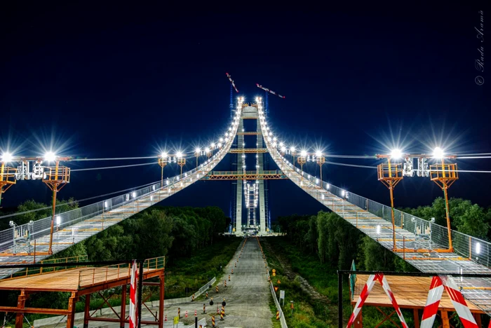 Podul suspendat de la Brăila luminat, sursa foto: Radu Aramă