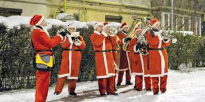 Trupa de Crăciunei e „înarmată“ cu instrumente muzicale
