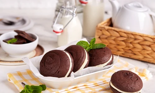 Fursecuri cu crema de vanilie  Srusa foto shutterstock 2187774933 jpg