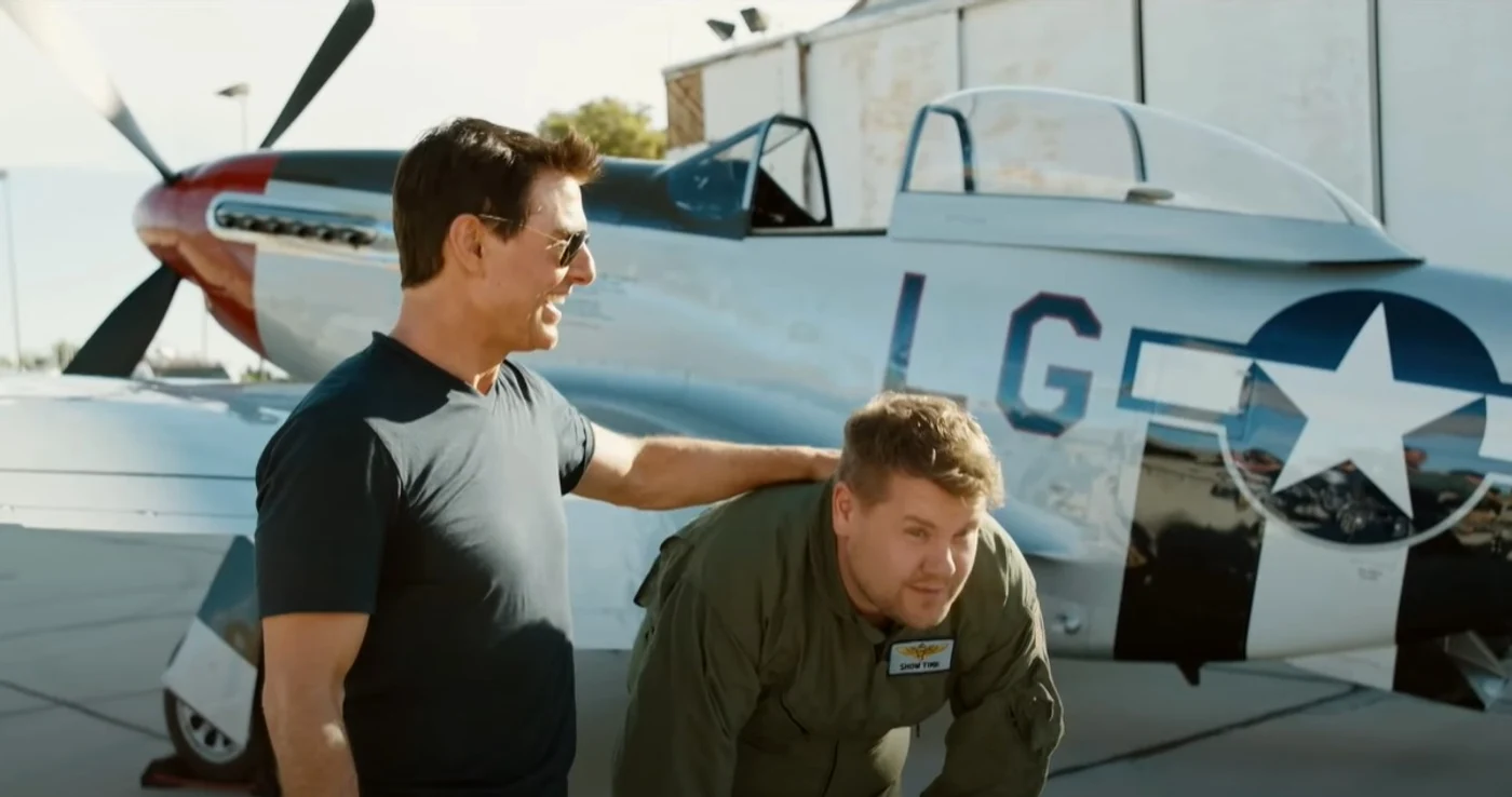 Tom Cruise și James Corden lângă avionul P52 Mustang deținut de actor. foto: YouTube