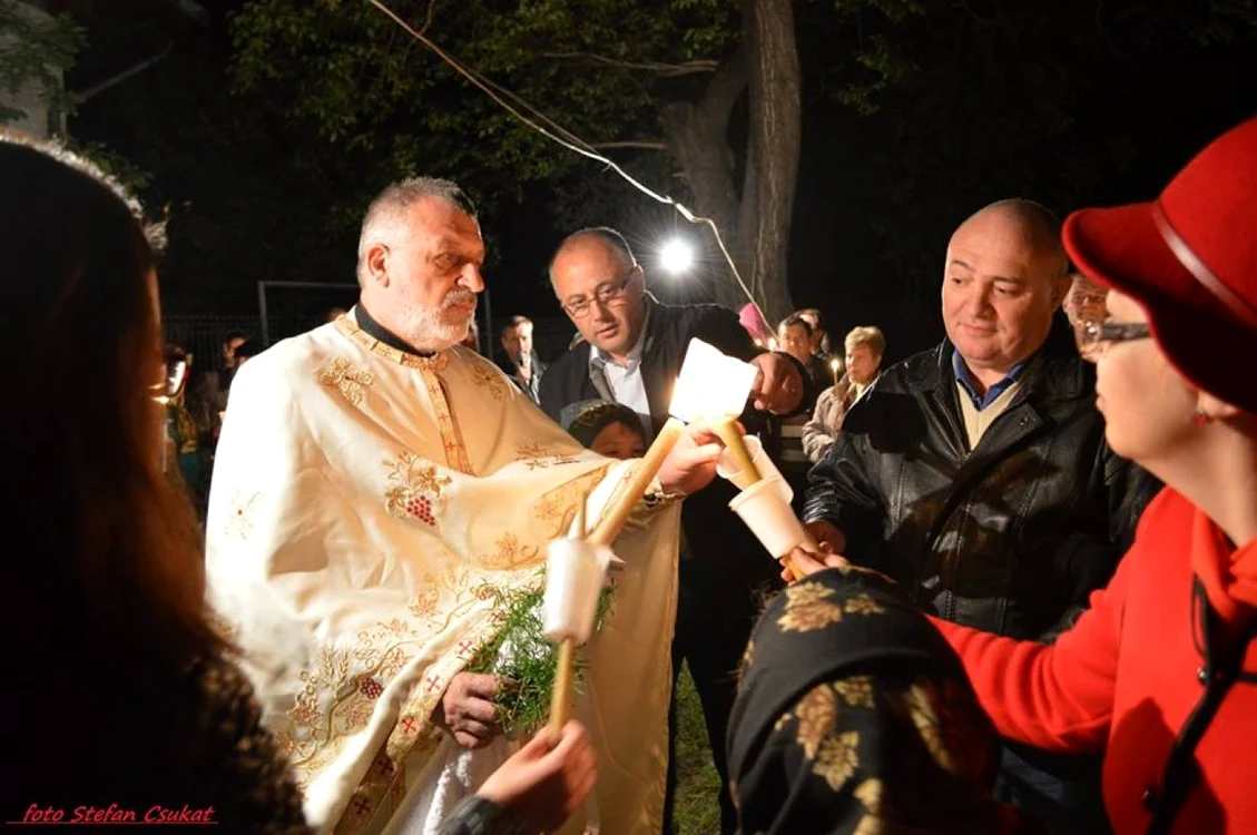 Slujba Înviere la biserica Sf. Gheorghe Huşi FOTO Ştefan Csukat şi Sabina Ghiorghe