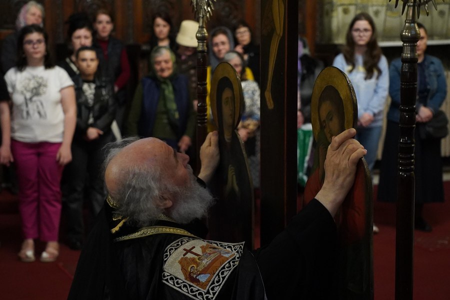 Semnificația celor 12 Evanghelii ale Patimilor Domnului.  Momentul în care arhiepiscopul „Dunării de Jos” ia pe umeri Crucea Răstignirii 