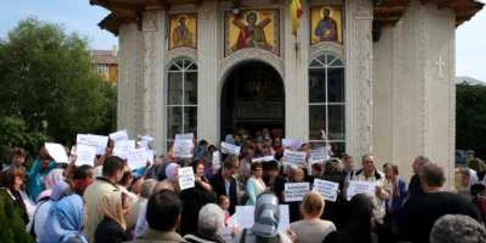 Protestele continuă la Biserica Sf. Andrei din Focşani