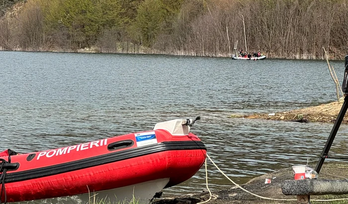 Căutări pe Lacul Siriu FOTO: ISU Buzău