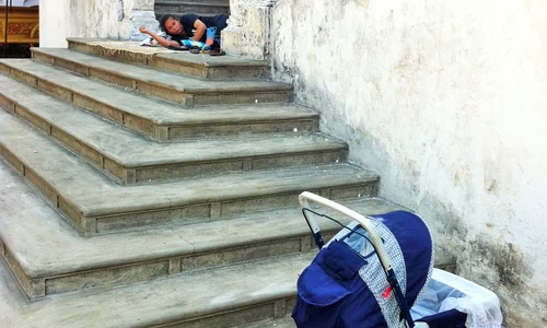 Palate cu papuci de casă la intrare jpeg