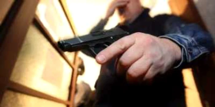 Hunedoara: A tras cu pistolul după hoţi