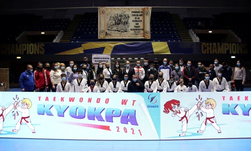 Fotografia de grup a participanților la Gala Taekwondo ului Românesc jpeg