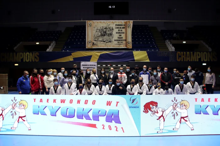 Fotografia de grup a participanților la Gala Taekwondo-ului Românesc