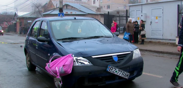 Ghiozdanul uneia dintre victime a rămas prins în caroseria maşinii