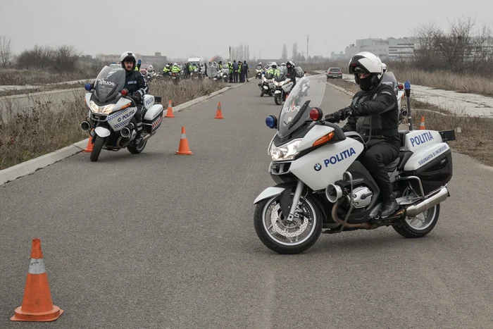 
    Poliţiştii au mers cu motocicletele printre jaloane  