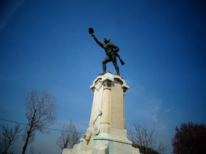 Prima statuie a eroinei Ecaterina Teodoroiu a fost amplasată în Slatina FOTO: G. Pițulescu
