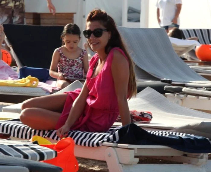 Bruneta a stat pe un şezlong şi a vorbit cu prietena ei