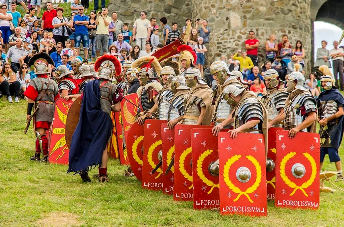 Voluntarii îşi dedică timpul liber promovării Castrului de la Porolissum FOTO Facebook.com/MJIA Zalău