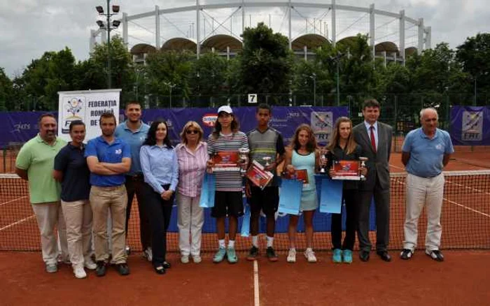 Micii jucători de tenis au fost premiaţi de oficialii FR Tenis