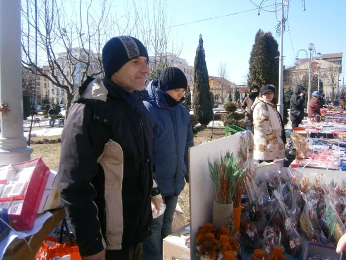 Sunt singuri din muncipiu care realizeaza marţişoare din plante