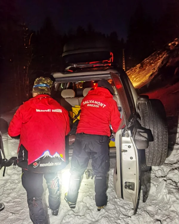 Maşini de teren înzăpezite pe drumul spre Vârful Cozia - Vâlcea Foto Salvamont Vâlcea