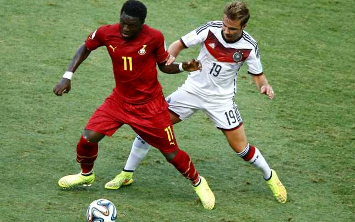 Sulley Muntari (nr. 11), în duel cu germanul Gotze FOTO Reuters