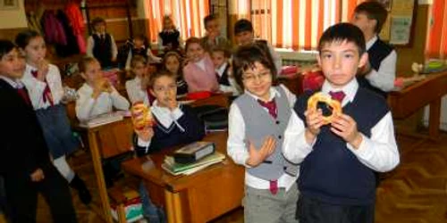 Elevii din Alexandria mănâncă la şcoala pacheţelul adus de acasă