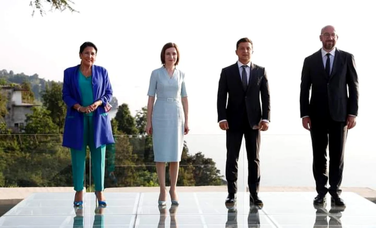 Preşedintele Georgiei, Salome Zourabichvili; preşedintele Republicii Moldova, Maia Sandu; preşedintele Ucrainei, Volodymyr Zelenskyy; preşedintele Consiliului European, Charles Michel
