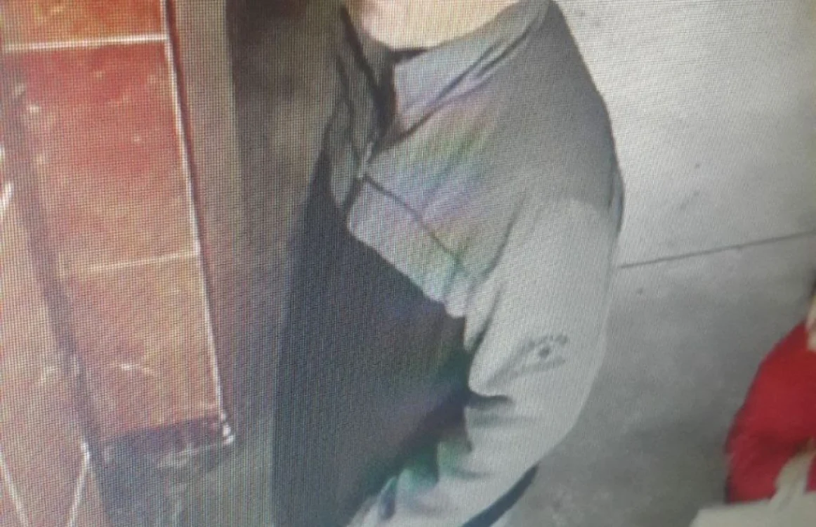 Poliţiştii cer sprijinul bucureştenilor pentru a-l captura pe bărbatul din imagini