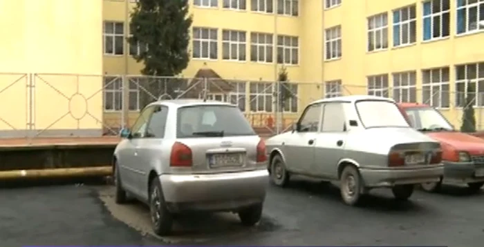Așa au asfaltat muncitorii parcarea (captură: digi24.ro)