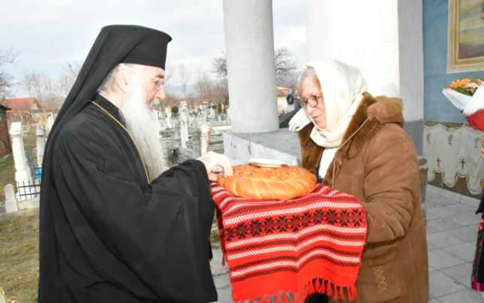 Episcopul în mijlocul enoriaşilor de la Halânga FOTO Episcopia Severinului şi Strehaiei