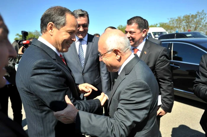 Başcanul Găgăuziei, Mihail Formuzal, îl salută pe preşedintele parlamentului Turciei, Cemil Cicek. FOTO Parlament.md