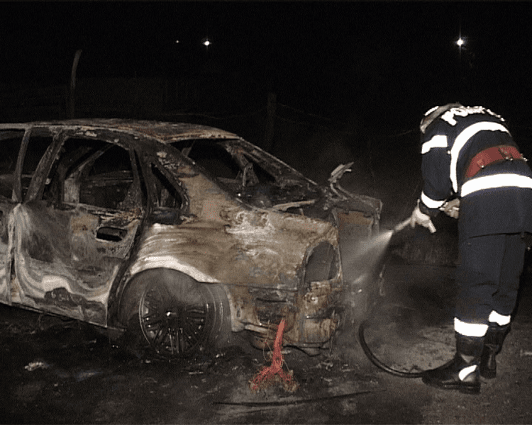 Uluitoare răzbunare a fiului pe tată. A furat benzină de la un vecin şi a incendiat maşina părinţilor