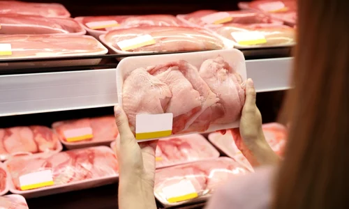 pui caserola supermarket carne foto shutterstock