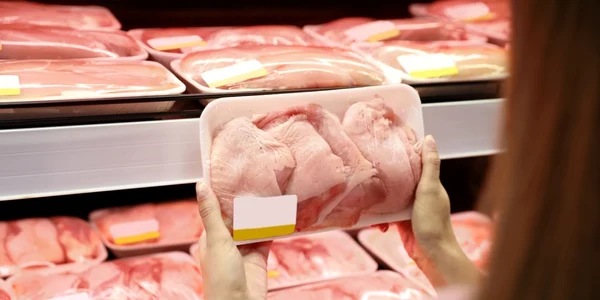 pui caserola supermarket carne foto shutterstock
