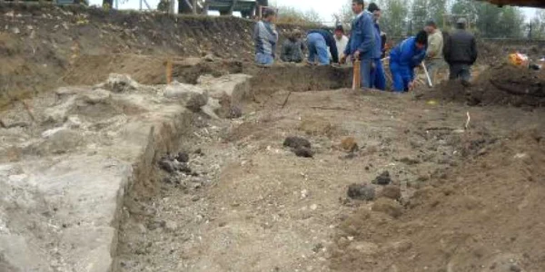 Zidul din piatră are o formă circulară, care aduce cu arenele romane