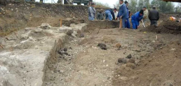 Zidul din piatră are o formă circulară, care aduce cu arenele romane
