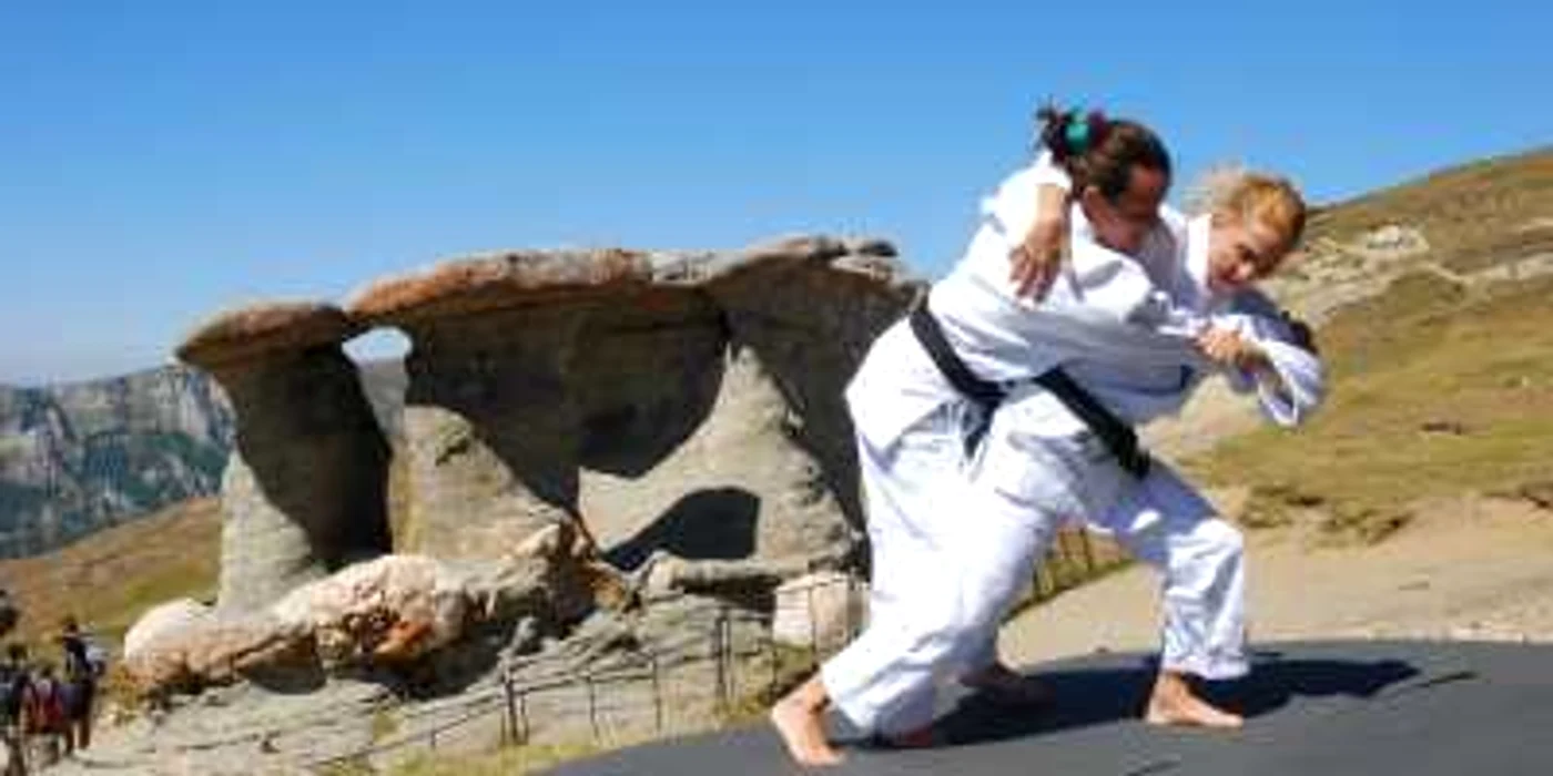 Demonstrația de judo a luat prin surprindere turiștii aflați pe platoul de la Babele