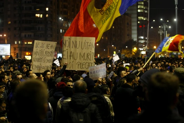 Imagini de la mitingul din Piaţa Universităţii pentru demisia lui Piedone FOTO David Muntean