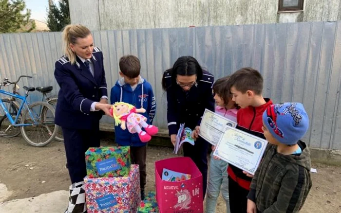 Poliţiştii din Vrancea au mers cu cadouri la trei fraţi, pentru a-i răsplăti după ce aceștia au predat un portofel plin cu baniFOTO: adevarul.ro