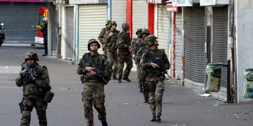 Operaţiune antiteroristă în suburbia Saint Denis din Paris FOTO AP