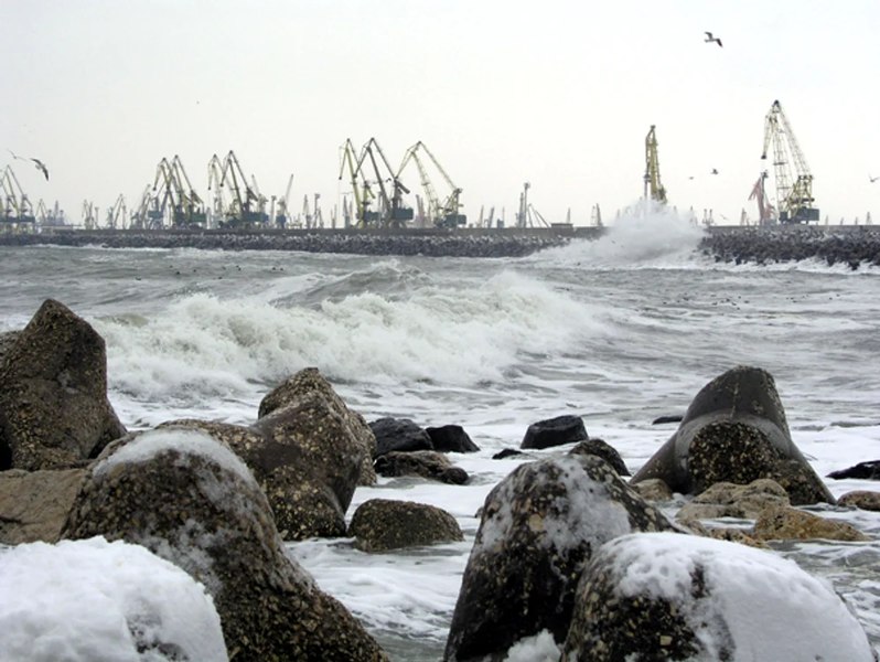 Toate porturile de la Marea Neagră au fost închise din cauza vântului puternic