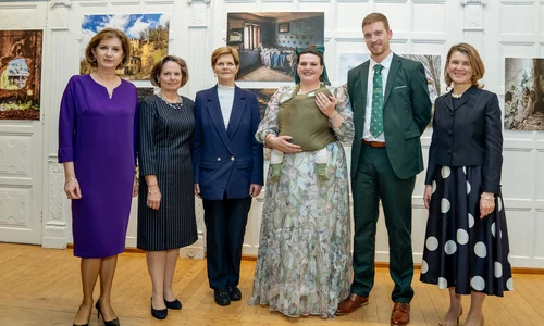 Elisabeta Karina de Roumanie cu bebelușul regal foto Alex Coman jpg