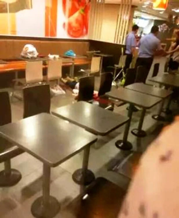 Fata a fost ucisă în bătaie în mijlocul restaurantului