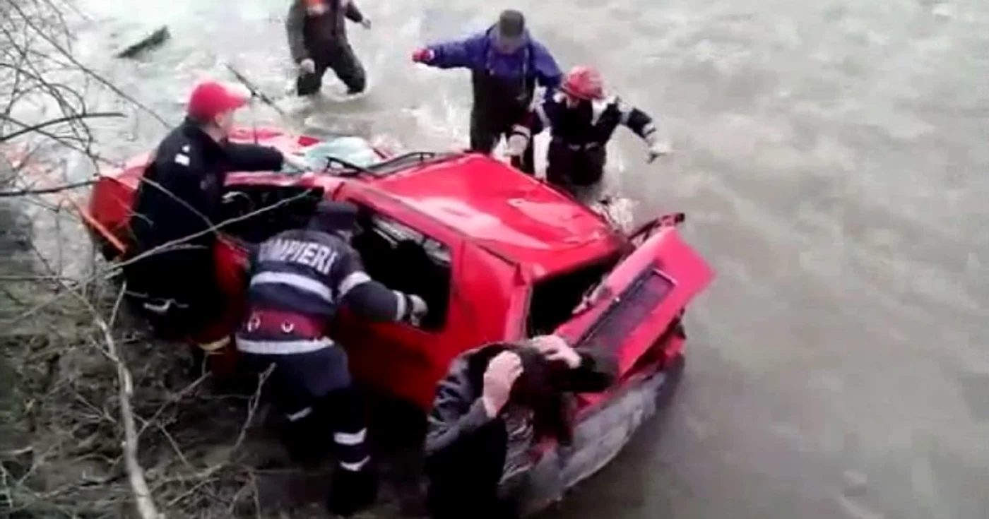 Maşina condusă de un profesor de sport s-a răsturnat într-o râpă de pe malul Bistriţei. FOTO: ISU Suceava
