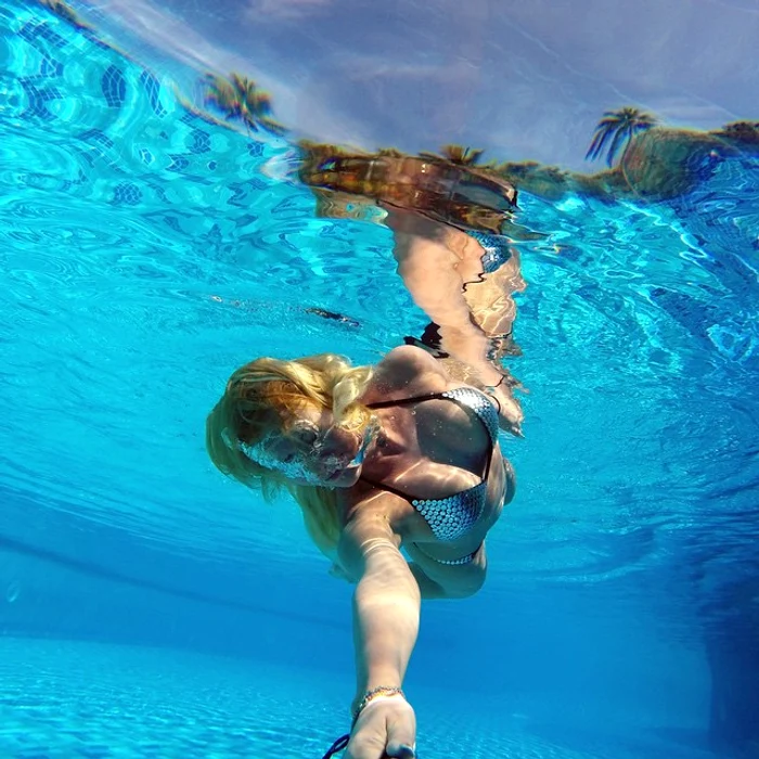 Delia, surprinsă într-o imagine făcută sub apă 