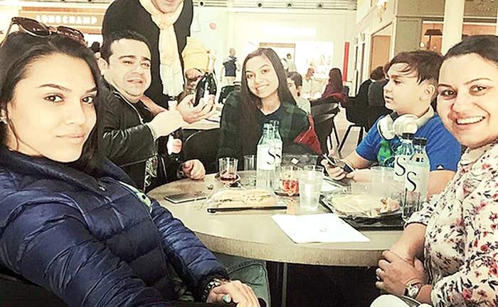 Carmen (stânga), Adrian senior, Adriana, Adrian junior şi Cati, la escala din Paris