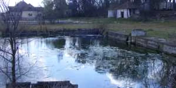 Bazinele părăsite vor fi transformate în aqualand Foto: Mihai Bacalu