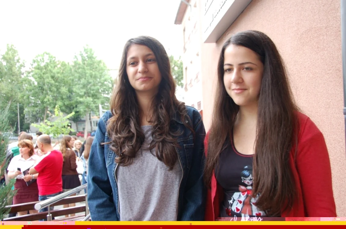 Maria Voicu (stânga) şi Adela Hoinaru (dreapta) au reuşit să obţină nota maximă la Evaluarea Naţională 2015 FOTO: Mădălin Sofronie