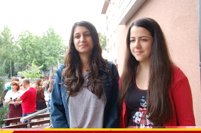 Maria Voicu (stânga) şi Adela Hoinaru (dreapta) au reuşit să obţină nota maximă la Evaluarea Naţională 2015 FOTO: Mădălin Sofronie