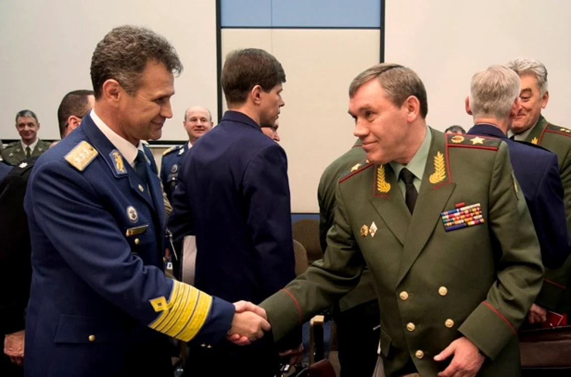 Gest simbolic între doi generali europeni - Ştefan Dănilă şi Valery Gerasimov. Moment petrecut la Consiliul NATO-RUSIA, din  22 ianuarie. Semn că militarii ştiu să se respecte între ei şi la cel mai înalt nivel.