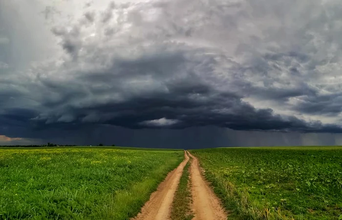 în 11 judeţe din Moldova şi nord-estul Munteniei va intra în vigoare un cod portocaliu de ploi torenţiale, descărcări electrice, vijelii şi grindinăFoto: Neagoe Iulian