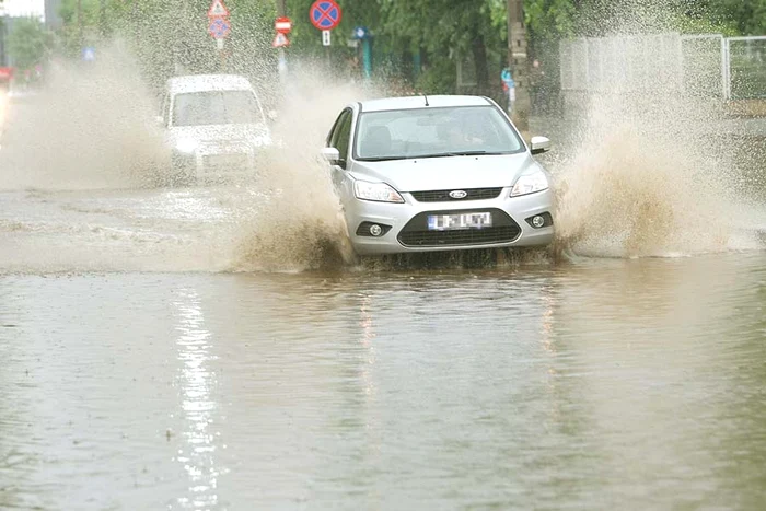 Cum să conduci pe vreme urâtă