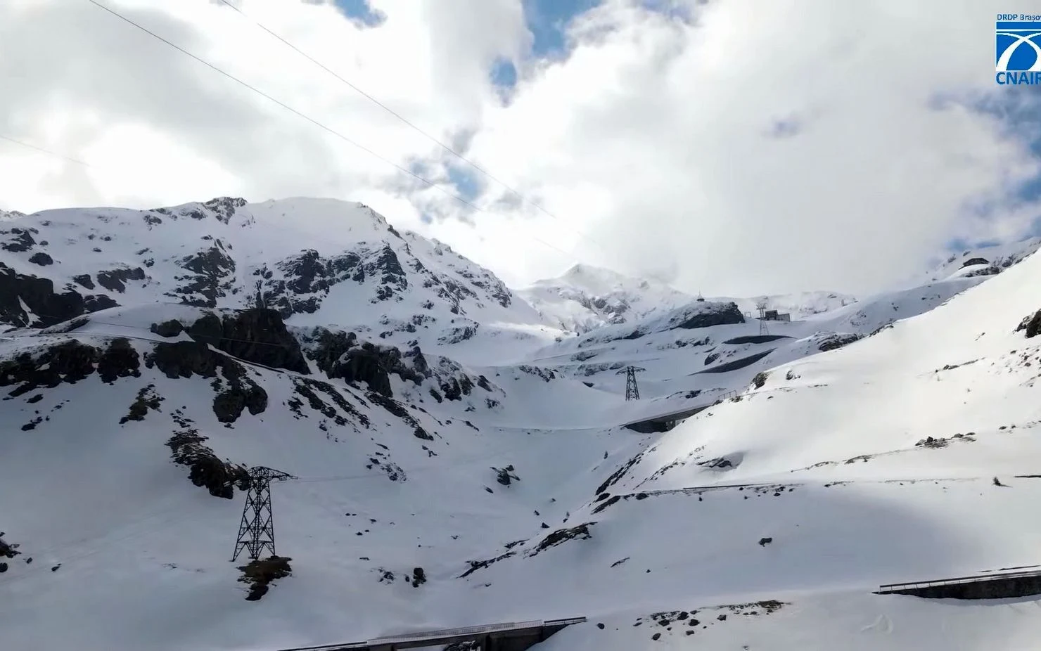 Transfăgărășanul, șantierul extrem al României. „Oamenii au demontat buldozerul și l-au urcat pe brațe. Avalanșele ne-au luat pe sus”