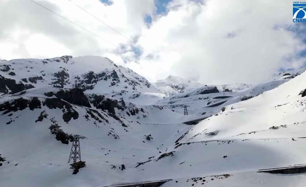 Transfăgărășanul, șantierul extrem al României. „Oamenii au demontat buldozerul și l-au urcat pe brațe. Avalanșele ne-au luat pe sus”  